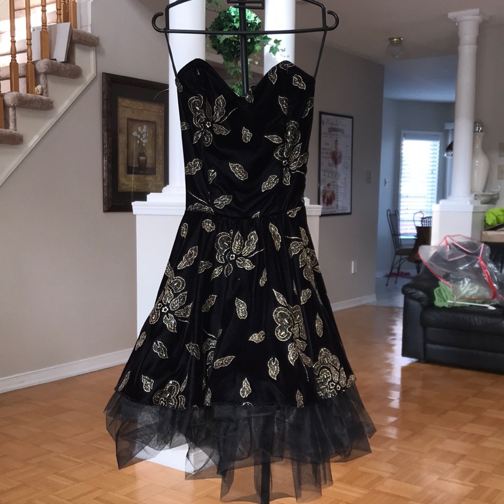 WOMANS BOUTIQUE DRESS. VERY ELEGANT SIZE MEDIUM.